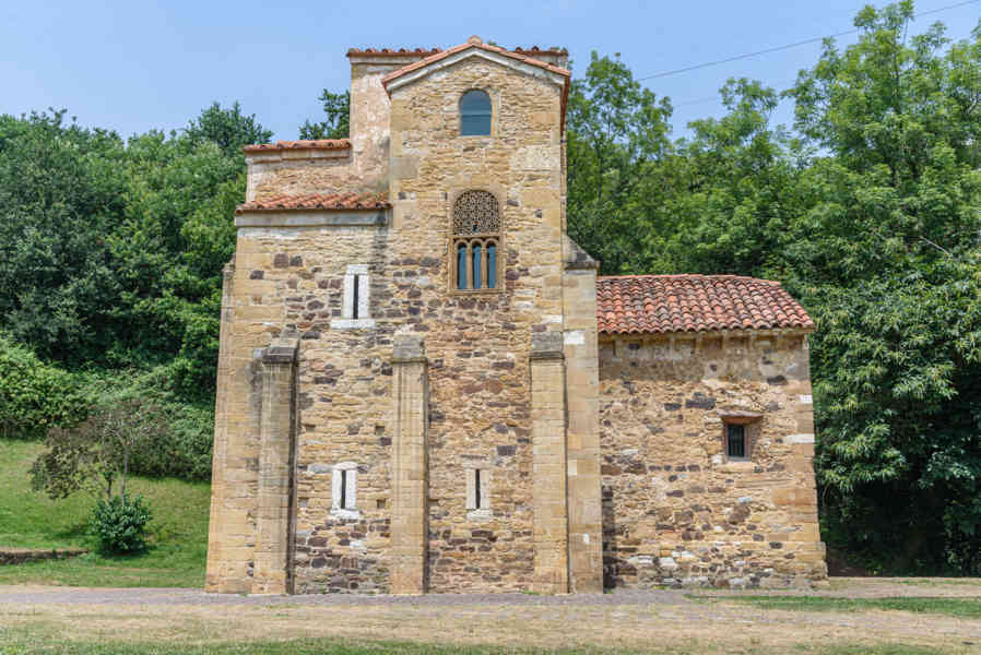 Oviedo 070 - iglesia de San Miguel de Lliño.jpg